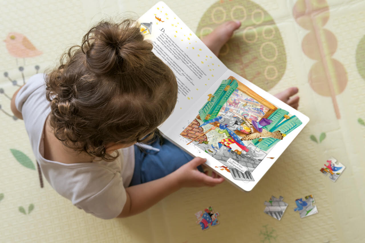 Kind mit Puzzlebuch in der Hand Kategorie „Puzzlebücher“ EDITION XXL